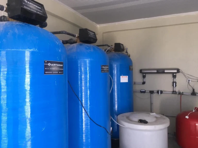 Tandem Su Yumuşatma Cihazı Sistemi oluşturan kuvartz, divinil benzen bazlı reçine ve lineer elyaf takviyeli Tandem su yumuşatma üniteleri epoxy kaplı polietilen tank dünya gıda normlarına uygundur. Taşmaya karşı şamandıra korumalı polietilen tuz tankı sisteme dahildir. Rejenerant madde olarak tuz kullanılmaktadır.