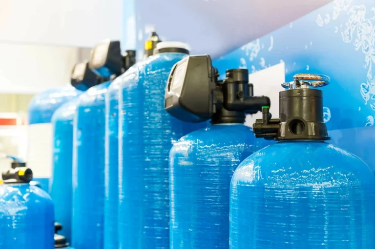 Kum Filtresi Bu mineraller arasından optimum hızla süzülen su, tortularından arınmış hale gelmektedir. Kum Filtresi ya da Multimedya Filtre tankları çeşitlilik göstermektedir. FRP(Fiberglass Reinforced Plastic) Tank; Plastik tank üzerine güçlendirilmiş fiberglas sarımıyla yapılmaktadır. Tank Basınç dayanımları 7 ile 10 bar arasındadır. Metal Tank; Saç Tanklar; (düşük miktarlı karbon çelikten) sıcak daldırma galvanizle kaplı ve üzeri 2 kat Epoksi kaplamalıdır.