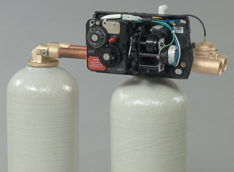 Tandem Su Yumuşatma Cihazı Sistemi oluşturan kuvartz, divinil benzen bazlı reçine ve lineer elyaf takviyeli Tandem su yumuşatma üniteleri epoxy kaplı polietilen tank dünya gıda normlarına uygundur. Taşmaya karşı şamandıra korumalı polietilen tuz tankı sisteme dahildir. Rejenerant madde olarak tuz kullanılmaktadır.