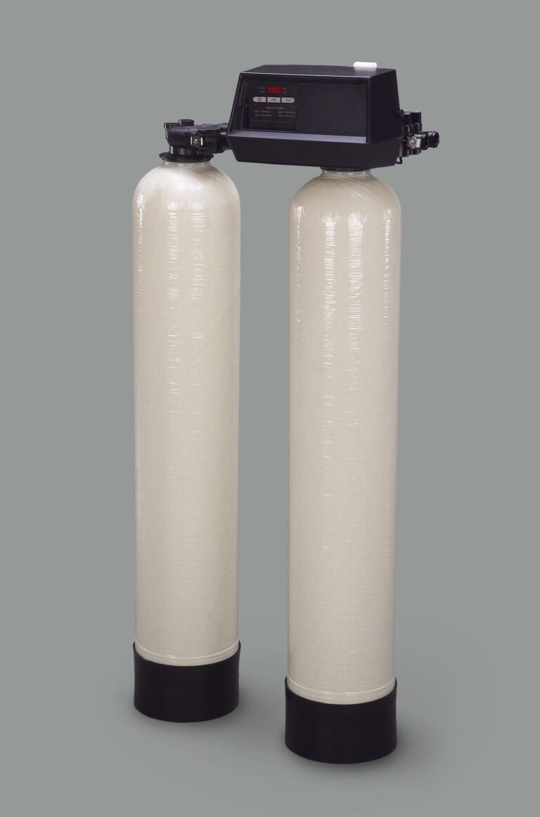 Tandem Su Yumuşatma Cihazı Sistemi oluşturan kuvartz, divinil benzen bazlı reçine ve lineer elyaf takviyeli Tandem su yumuşatma üniteleri epoxy kaplı polietilen tank dünya gıda normlarına uygundur. Taşmaya karşı şamandıra korumalı polietilen tuz tankı sisteme dahildir. Rejenerant madde olarak tuz kullanılmaktadır.