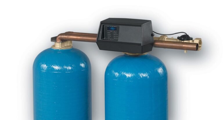 Tandem Su Yumuşatma Cihazı Sistemi oluşturan kuvartz, divinil benzen bazlı reçine ve lineer elyaf takviyeli Tandem su yumuşatma üniteleri epoxy kaplı polietilen tank dünya gıda normlarına uygundur. Taşmaya karşı şamandıra korumalı polietilen tuz tankı sisteme dahildir. Rejenerant madde olarak tuz kullanılmaktadır.