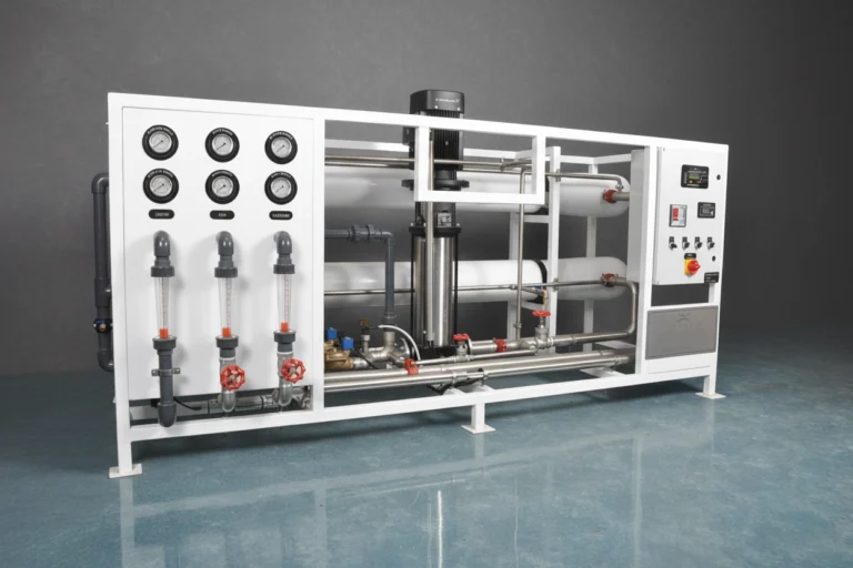 Reverse Osmosis Kullanılabilir ve içilebilir su kaynaklarında meydana gelen olumsuz gelişmeler,&nbsp;zaman zaman klasik arıtma yöntemlerinin yetersiz kalmasına neden olmaktadır. Bu gibi durumlarda yada ileri düzeyde arıtma istenilen özel proses sularında&nbsp;Reverse Osmosis&nbsp;( Ters Ozmoz ) Üniteleri kullanılmaktadır..