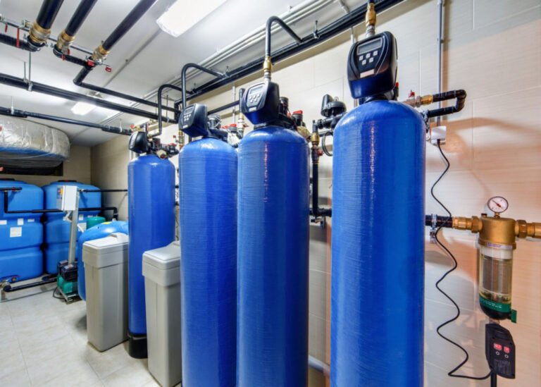 Tandem Su Yumuşatma Cihazı Sistemi oluşturan kuvartz, divinil benzen bazlı reçine ve lineer elyaf takviyeli Tandem su yumuşatma üniteleri epoxy kaplı polietilen tank dünya gıda normlarına uygundur. Taşmaya karşı şamandıra korumalı polietilen tuz tankı sisteme dahildir. Rejenerant madde olarak tuz kullanılmaktadır.