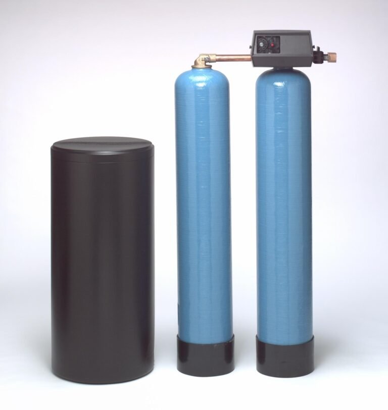 Tandem Su Yumuşatma Cihazı Sistemi oluşturan kuvartz, divinil benzen bazlı reçine ve lineer elyaf takviyeli Tandem su yumuşatma üniteleri epoxy kaplı polietilen tank dünya gıda normlarına uygundur. Taşmaya karşı şamandıra korumalı polietilen tuz tankı sisteme dahildir. Rejenerant madde olarak tuz kullanılmaktadır.